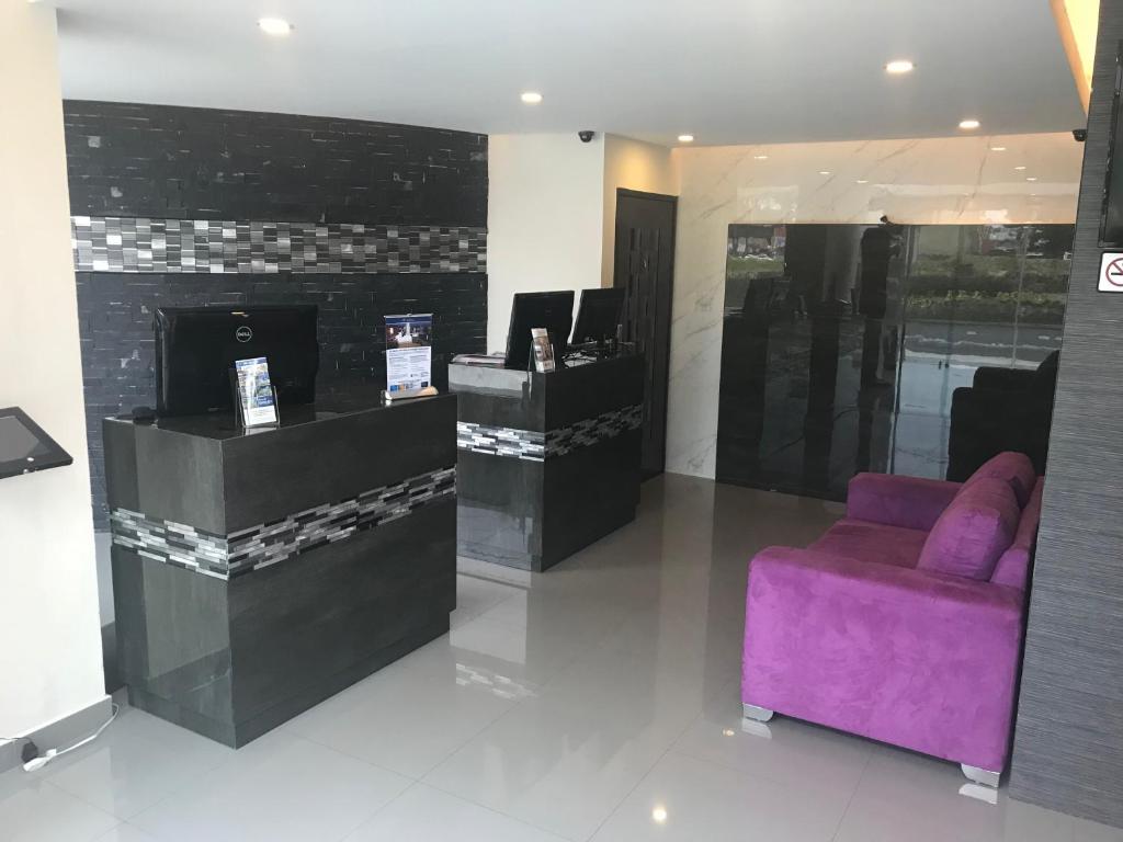 Una televisión o centro de entretenimiento en Best Western Plus Metepec & Suites