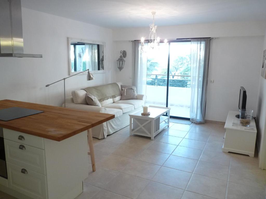un salon avec un canapé et une table dans l'établissement Elegant two bedroom apartment with modern design and terrace close to beaches and Cannes center 546, à Cannes