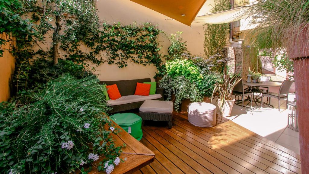 patio z ławką i roślinami w obiekcie B&B Guerrazzi w Pizie