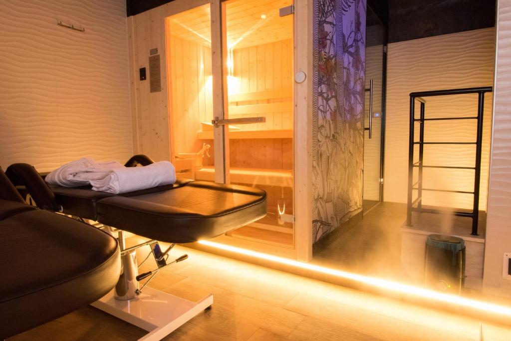 a room with a massage table in a room with a tub at Roma Luxus Hotel in Rome