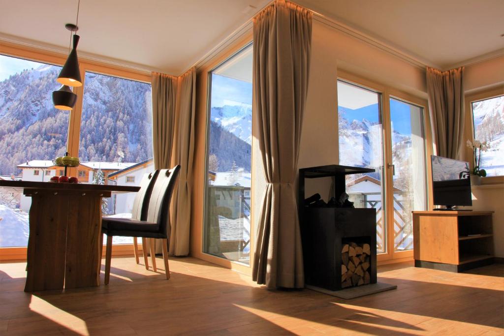 Vista generica sulle montagne o vista sulle montagne dall'interno dell'appartamento