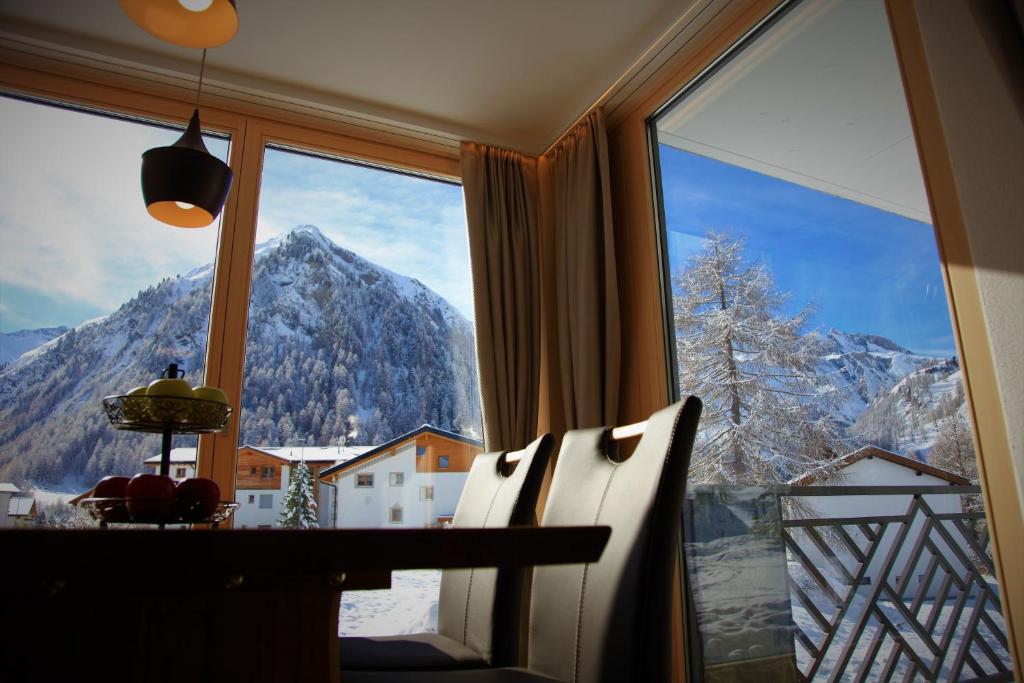 Vista generica sulle montagne o vista sulle montagne dall'interno dell'appartamento