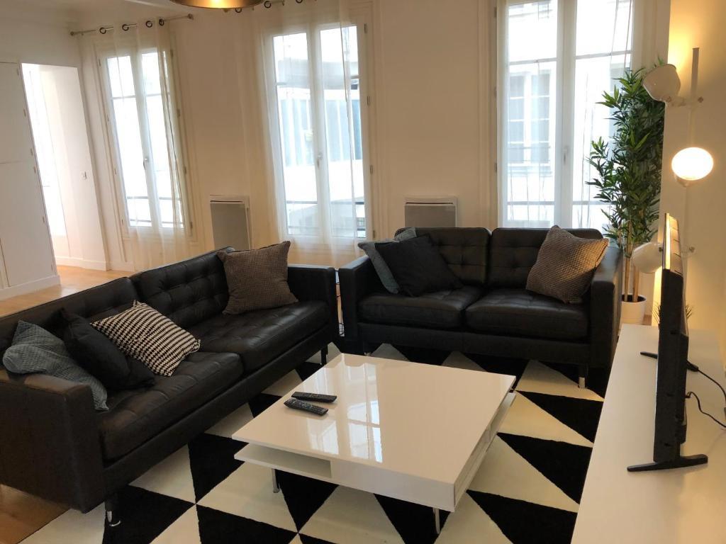 パリにあるMarché St-Honoréのリビングルーム(ソファ、コーヒーテーブル付)