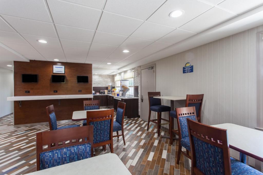 Posezení v ubytování Days Inn by Wyndham Wilmington Brandywine