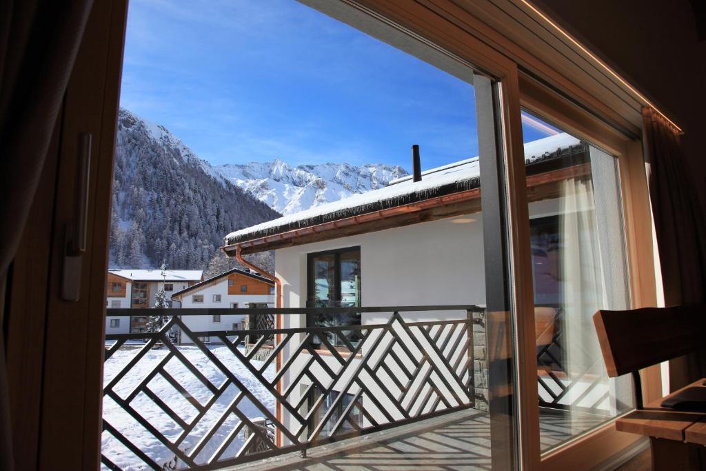 Vista generica sulle montagne o vista sulle montagne dall'interno dell'appartamento