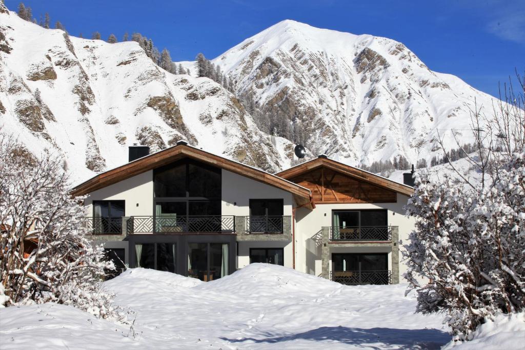 Vista generica sulle montagne o vista sulle montagne dall'interno dell'appartamento
