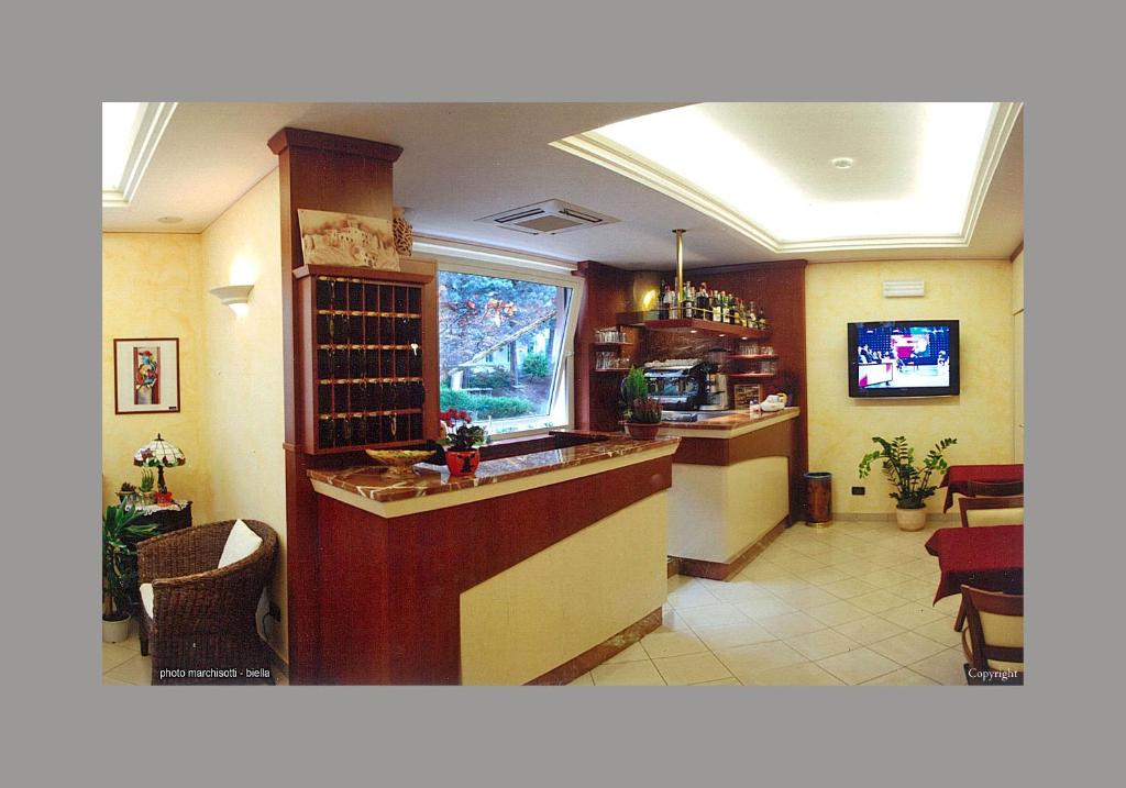 ein Restaurant mit einer Bar und einem TV in einem Zimmer in der Unterkunft Albergo Moderna in Tabiano