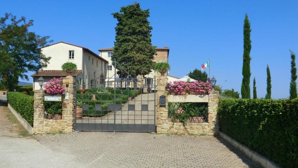 A garden outside Appartamenti AVA e TEGRINO nell'antica dimora di Fulignano