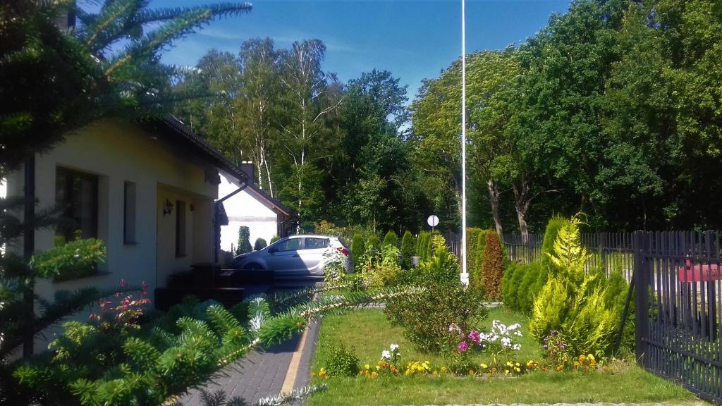 ウストカにあるPokoje gościnne " Przysiółek"の庭に駐車した家