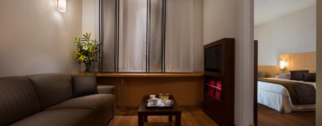 Łóżko lub łóżka w pokoju w obiekcie Hotel Rafael