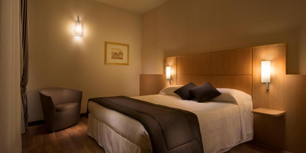 Łóżko lub łóżka w pokoju w obiekcie Hotel Rafael