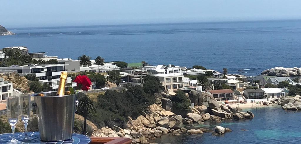 vista su una città e sull'oceano con edifici di 51 On Camps Bay a Città del Capo
