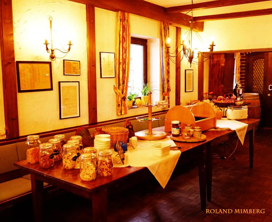 una habitación con una mesa con tarros de comida. en Land-Gast-Hof WALKMÜHLE, en Feuchtwangen