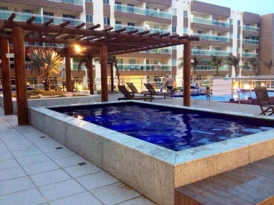 una piscina con pérgola y un edificio en Temporada VG FUN Fortaleza CE, en Fortaleza