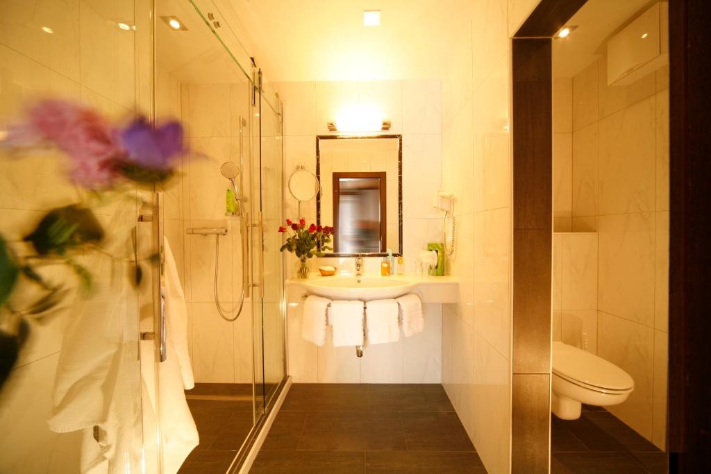 A bathroom at Hotel Resch