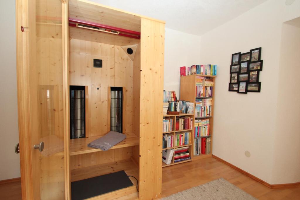 Knihovna v apartmánu