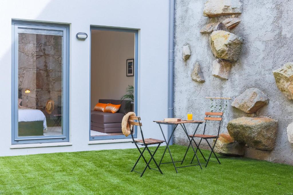 d'une terrasse avec une table et des chaises sur gazon. dans l'établissement Samasal Trindade Apartments, à Porto