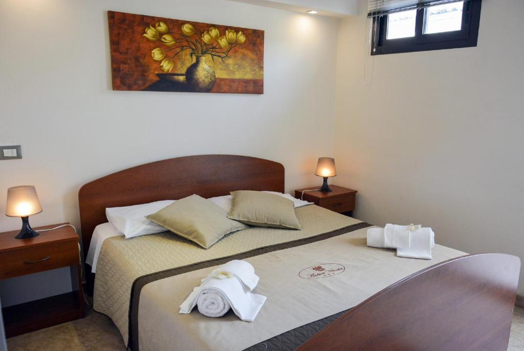 Łóżko lub łóżka w pokoju w obiekcie Antica Vittoria