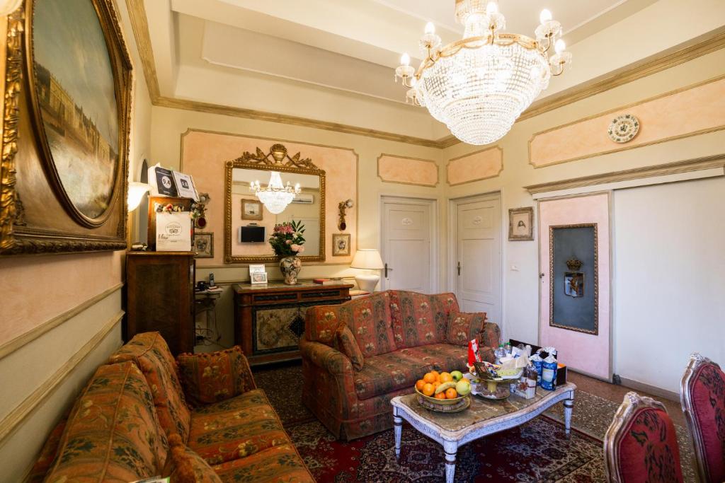 een woonkamer met een bank en een tafel bij Antica Residenza D'Azeglio Room&Breakfast di Charme in Bologna