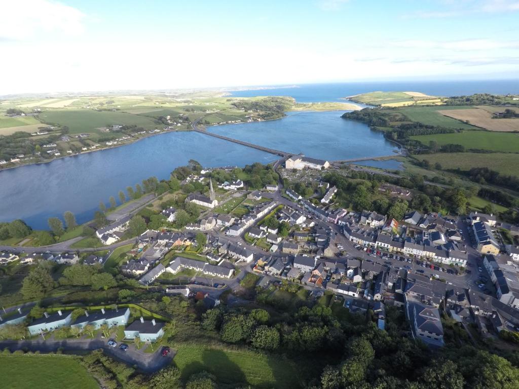 una vista aerea di una città vicino a un corpo idrico di RossNua a Rosscarbery