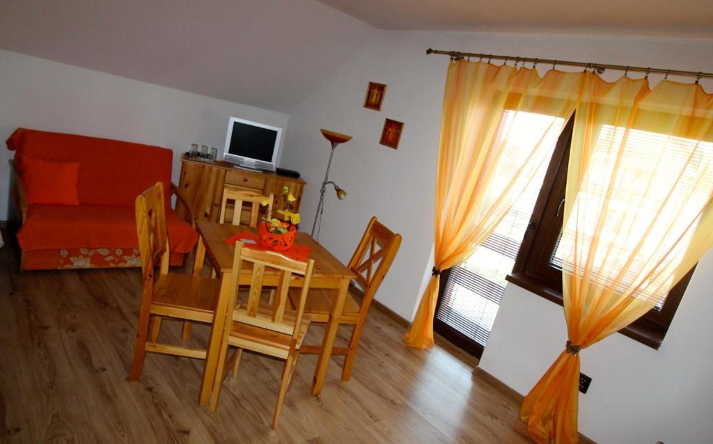 Televízia a/alebo spoločenská miestnosť v ubytovaní Penzion SATY