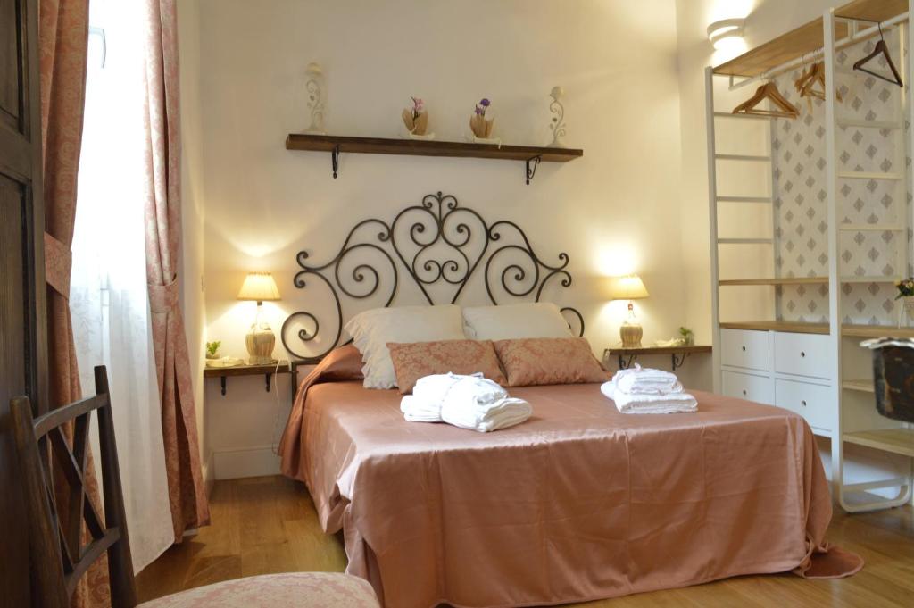 フィレンツェにあるNido de' Pittiのベッドルーム1室(ベッド1台、タオル2枚付)