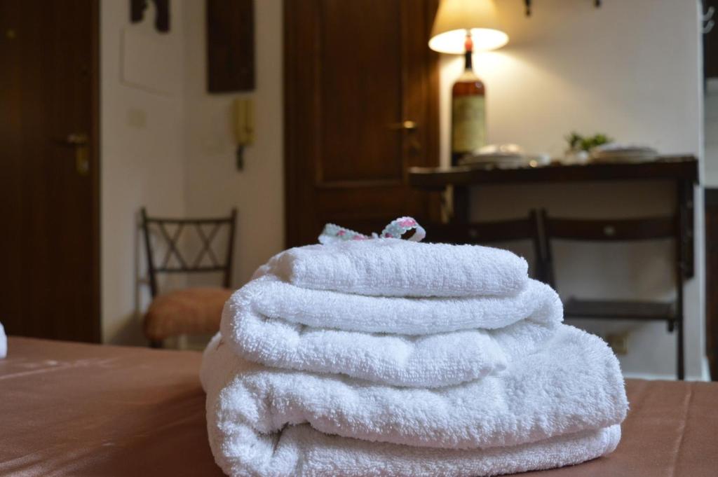 stos ręczników na stole w obiekcie Nido de' Pitti we Florencji