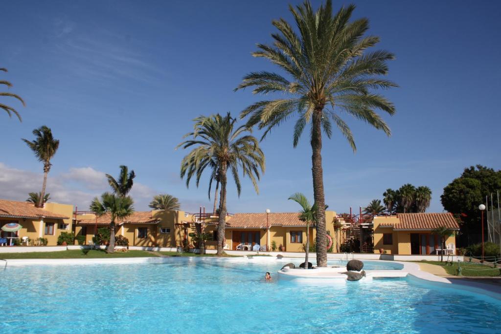 Bazén v ubytování Bungalows Parque Bali con AIRE ACONDICIONADO nebo v jeho okolí