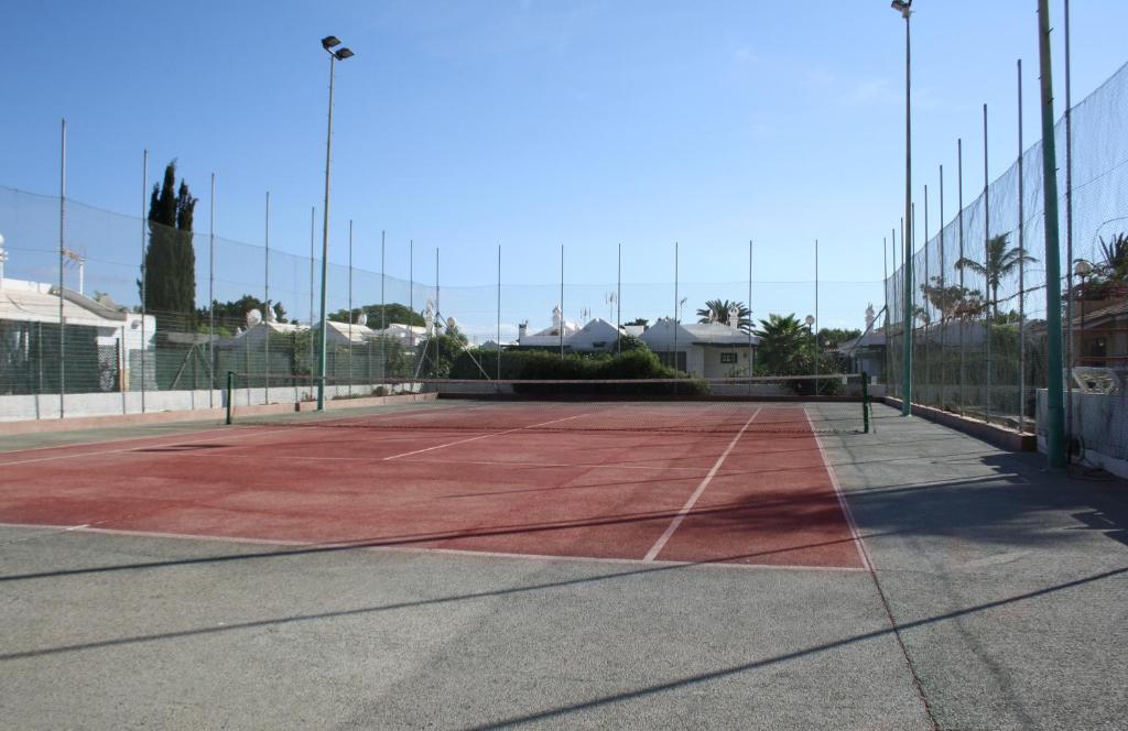 Tenis a/nebo squash v ubytování Bungalows Parque Bali con AIRE ACONDICIONADO nebo okolí
