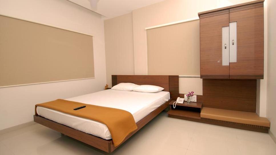 Postel nebo postele na pokoji v ubytování Sai Palace Budget Hotel