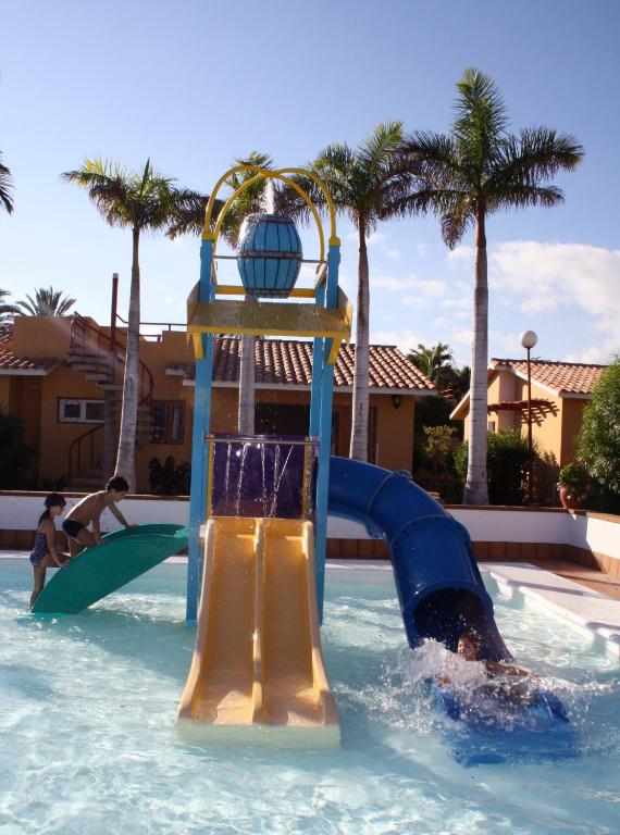 Bazén v ubytování Bungalows Parque Bali con AIRE ACONDICIONADO nebo v jeho okolí