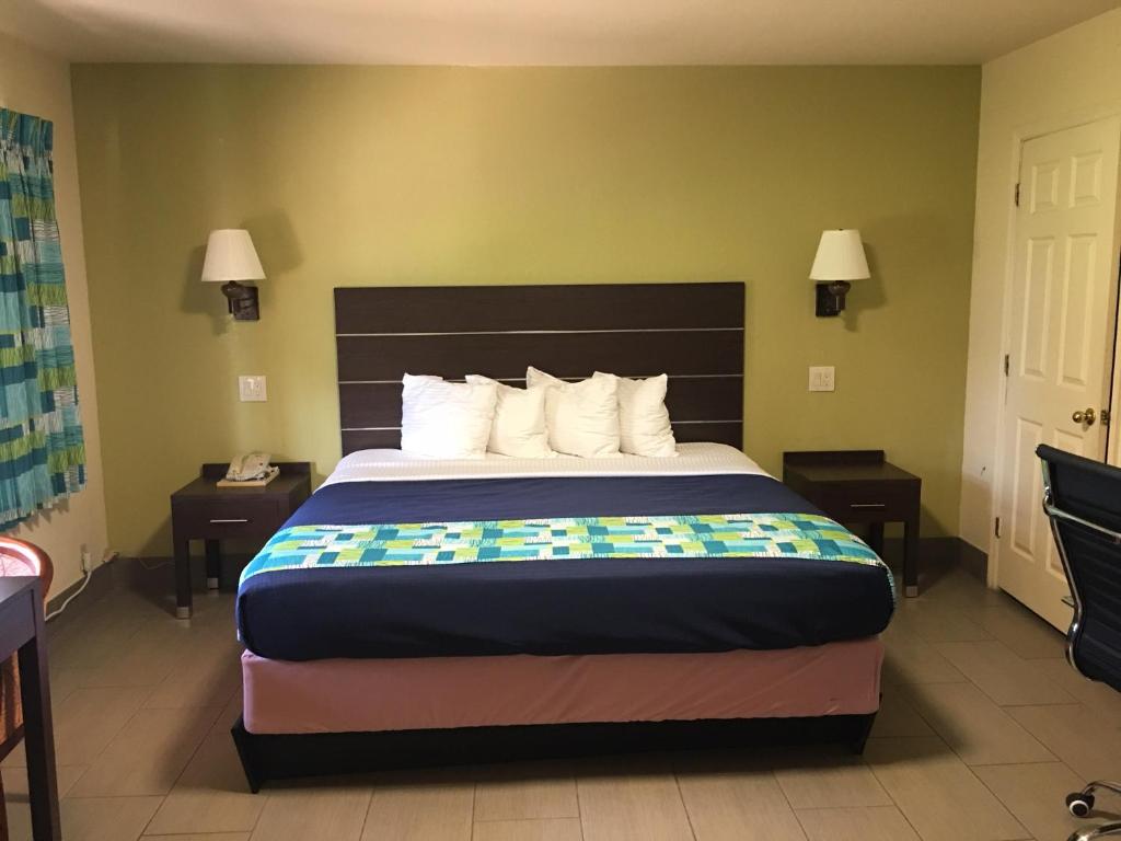 蓬塔戈爾達的住宿－美國蓬塔戈爾達汽車旅館，酒店客房,设有床铺和2个床头柜