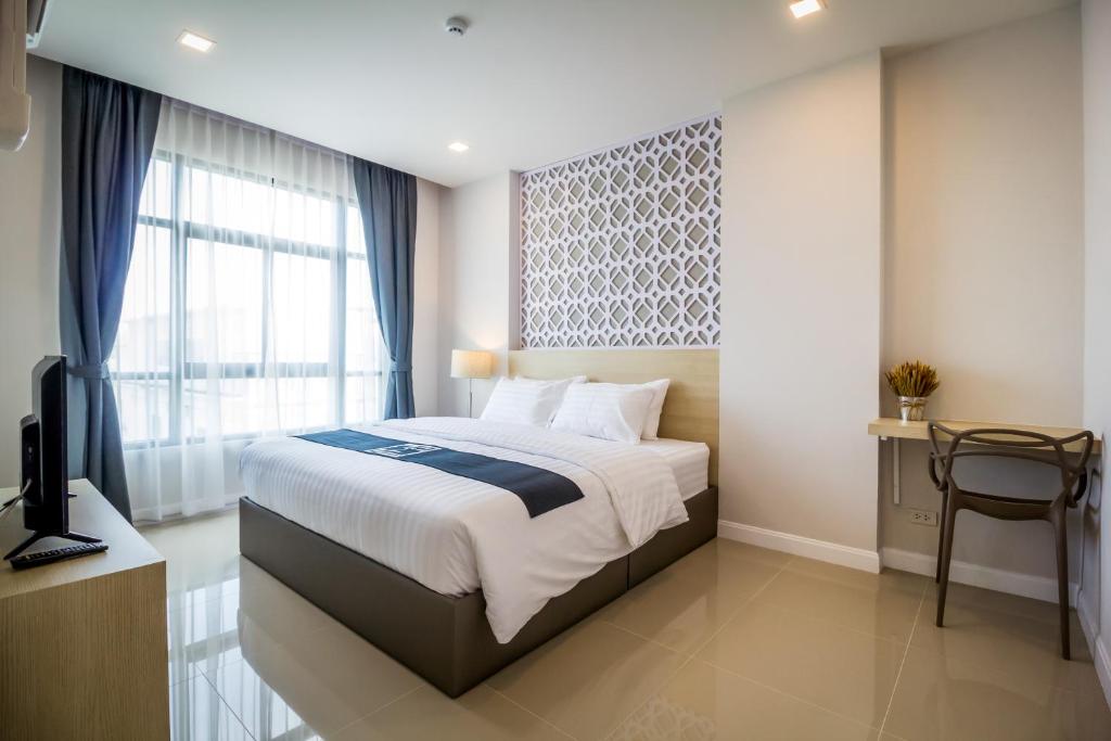 Een bed of bedden in een kamer bij Triple Z Hotel