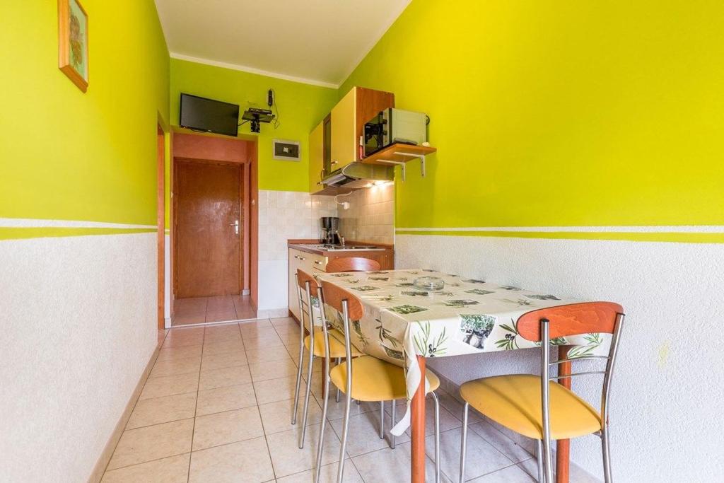 Kuchyň nebo kuchyňský kout v ubytování Apartments Vitomir