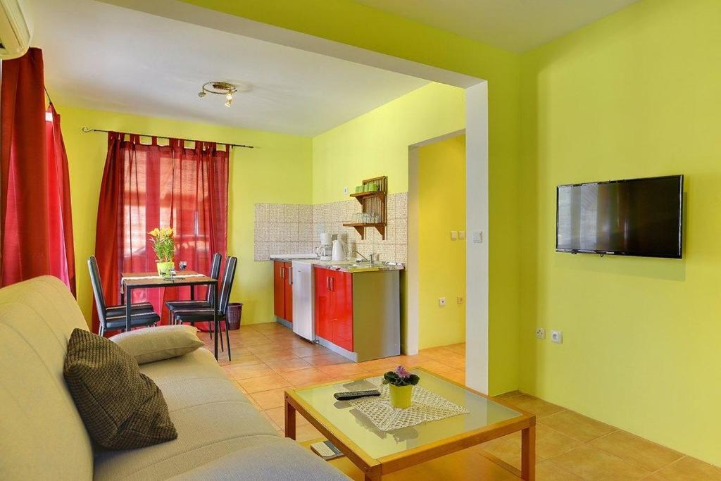 Uma televisão e/ou sistema de entretenimento em Apartments Puntica