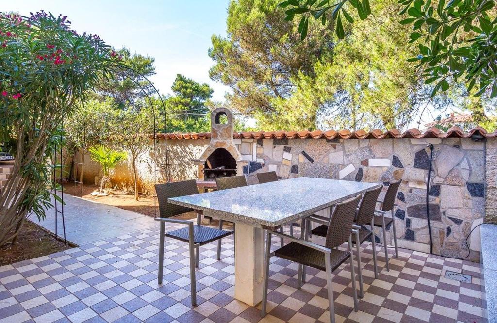 Um jardim no exterior de Apartments Puntica