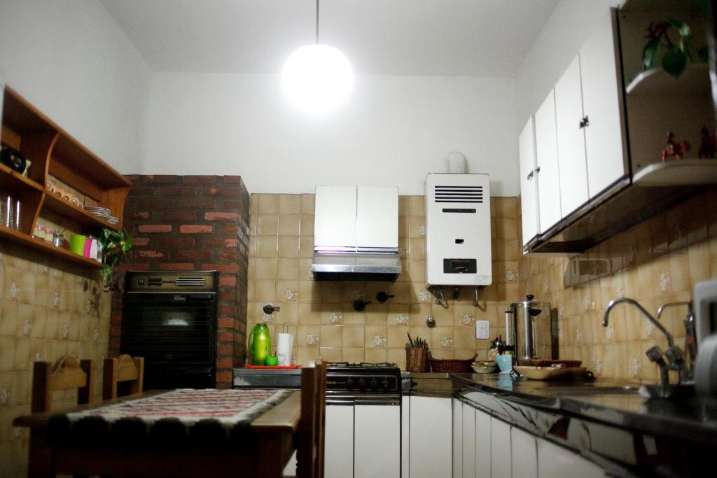 Kuchyň nebo kuchyňský kout v ubytování A la Gurda Hostel