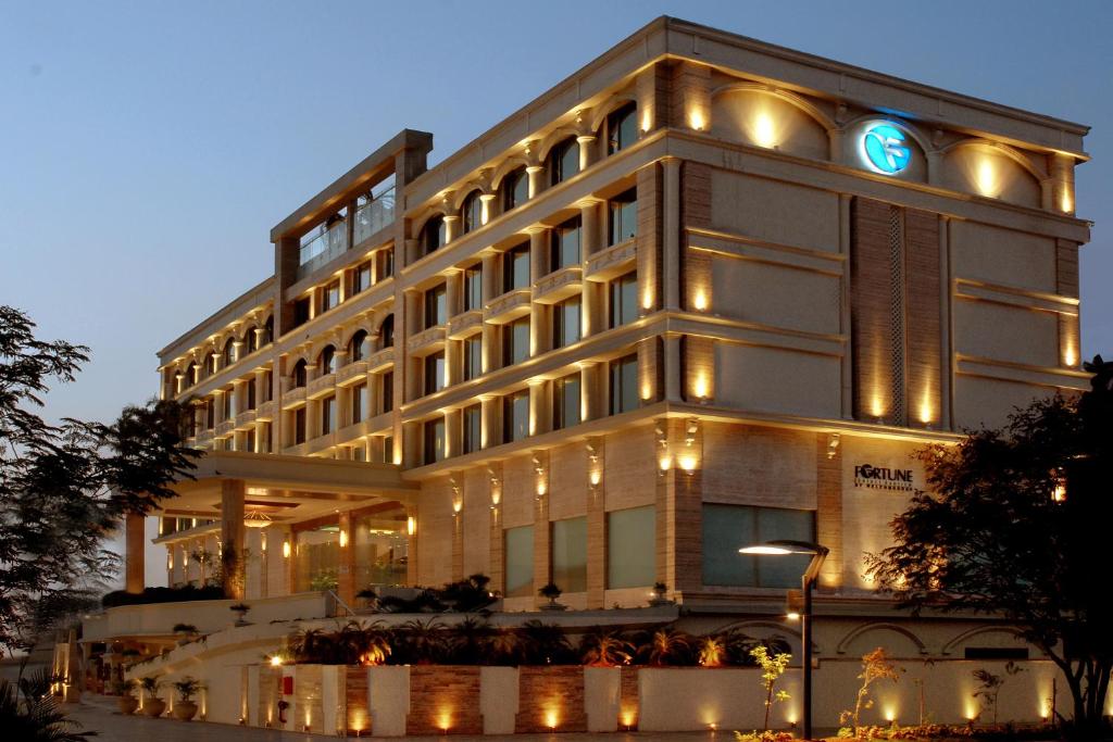 Fortune Select Exotica, Navi Mumbai - Member ITC's Hotel Group في نافي مومباي: مبنى كبير فوقه ساعة