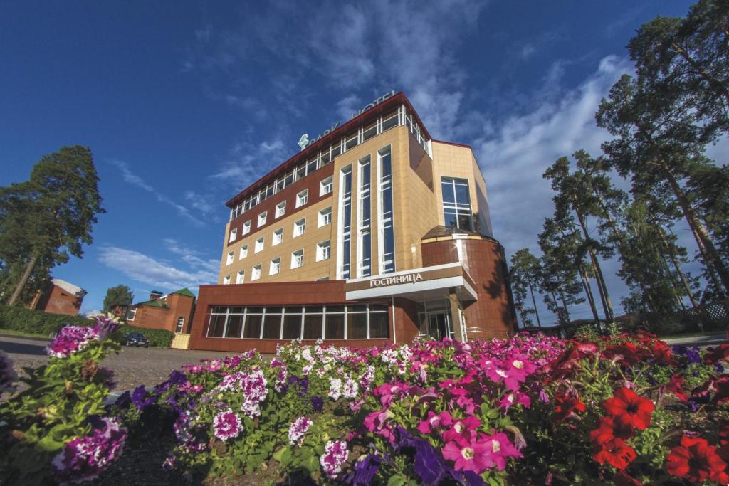 Ein Gebäude mit einem Blumenstrauß davor. in der Unterkunft Park-hotel in Perm