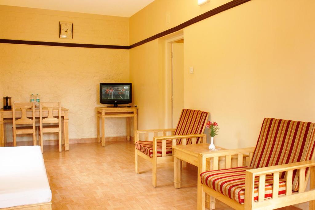 TV a/nebo společenská místnost v ubytování Kodai Resort Hotel, Kodaikanal