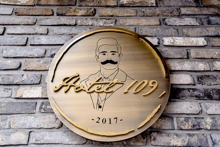 a sign with a drawing of a man on a brick wall at Ulsan Hotel 109 in Ulsan