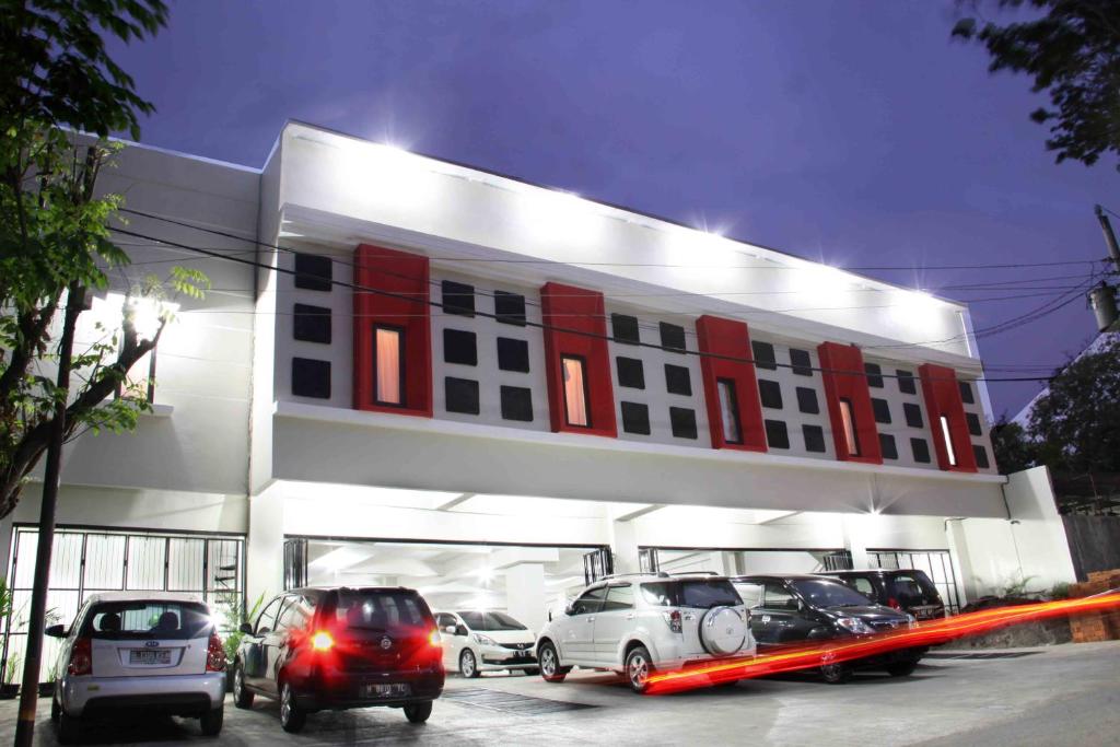 un estacionamiento con autos estacionados frente a un edificio en D'Paragon Jl Jogja, en Semarang