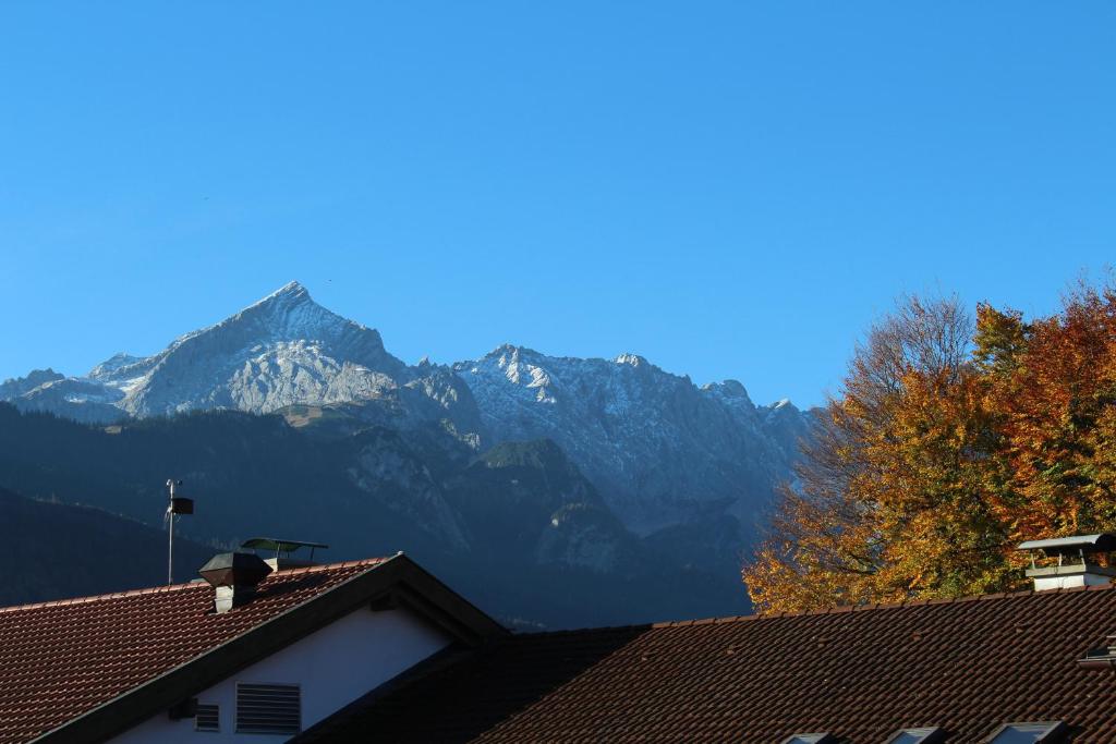 Blick auf die Berge von den Dächern der Häuser in der Unterkunft Pearl Royale in Garmisch-Partenkirchen