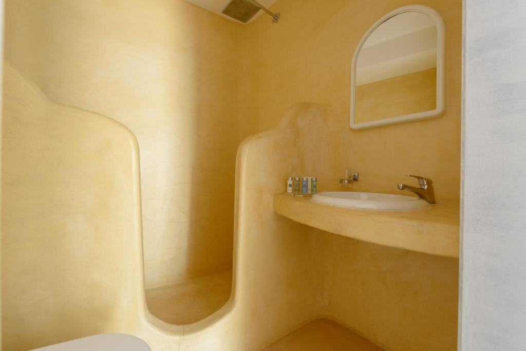Kylpyhuone majoituspaikassa Abyssanto Suites and Spa