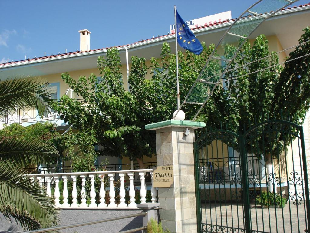 un bâtiment doté d'une clôture avec un drapeau. dans l'établissement Filoktitis, à Mirina