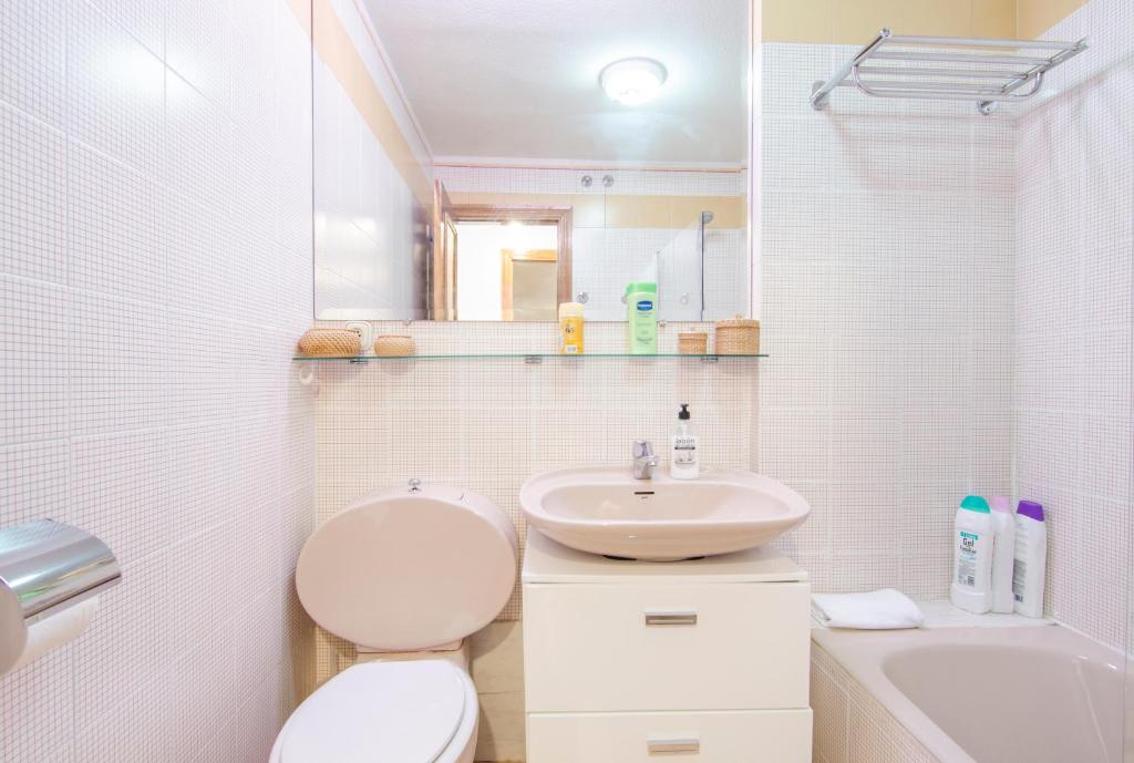 マドリードにあるJacometrezo 7の白いバスルーム(トイレ、シンク付)