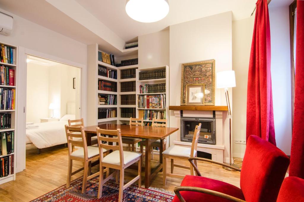 comedor con mesa, sillas y chimenea en Minty Stay - Gobernador, en Madrid