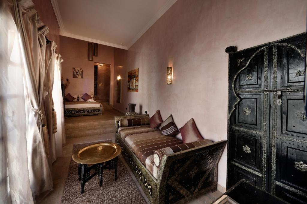 Posezení v ubytování Riad les Ammonites and Spa