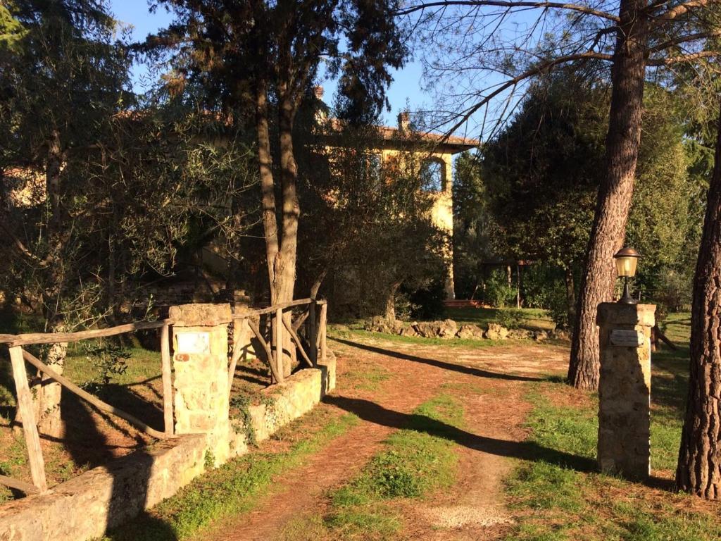 une clôture et un chemin devant une maison dans l'établissement Case Vacanza Podere Risoino, à Poggibonsi