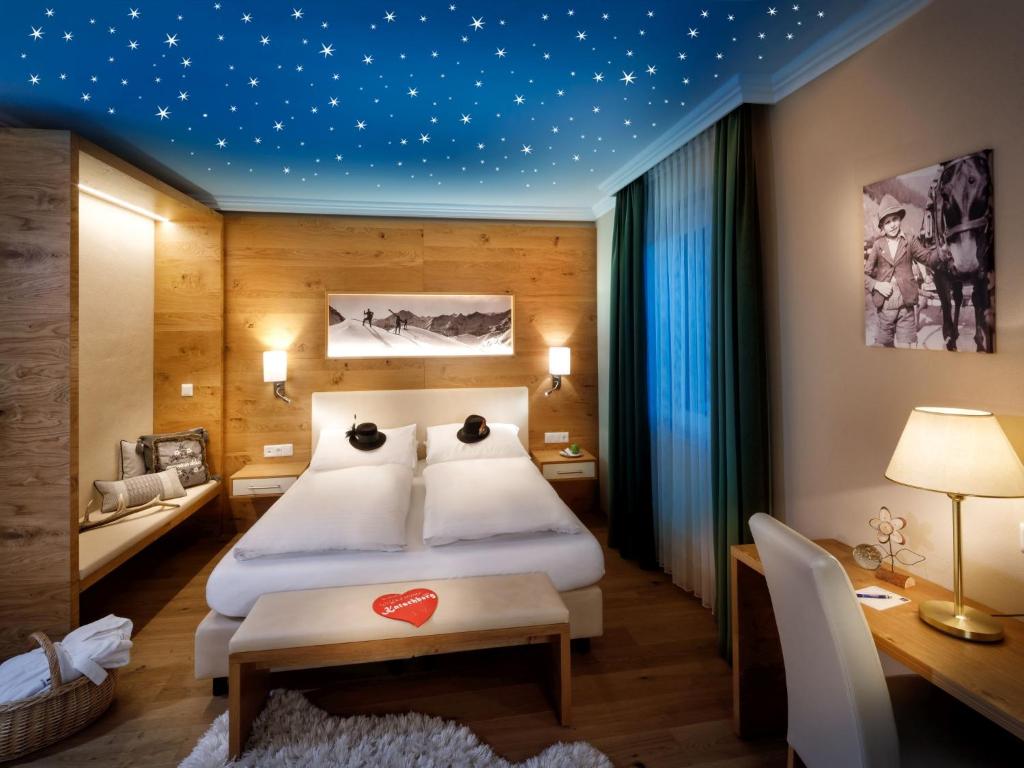 Postel nebo postele na pokoji v ubytování Familienhotel Hinteregger